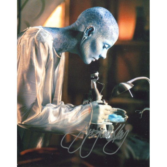 Actress Virginia Hey signed Sci-Fi series FARSCAPE 8x10 photo 